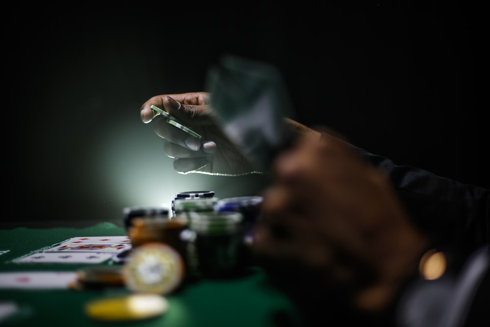 Chip poker tersusun di atas meja hijau