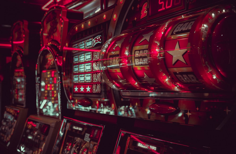 Layar mesin slot online dengan simbol buah