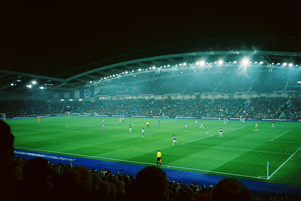 Stadion sepak bola saat pertandingan malam