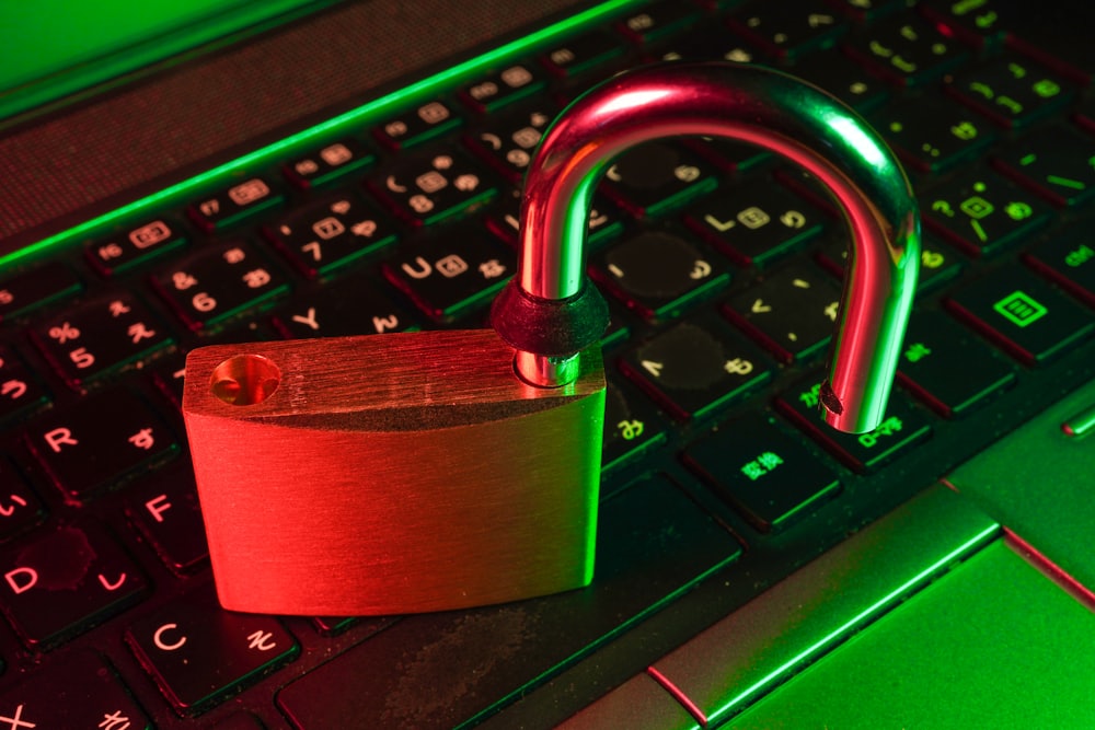 Gembok digital melambangkan keamanan akun